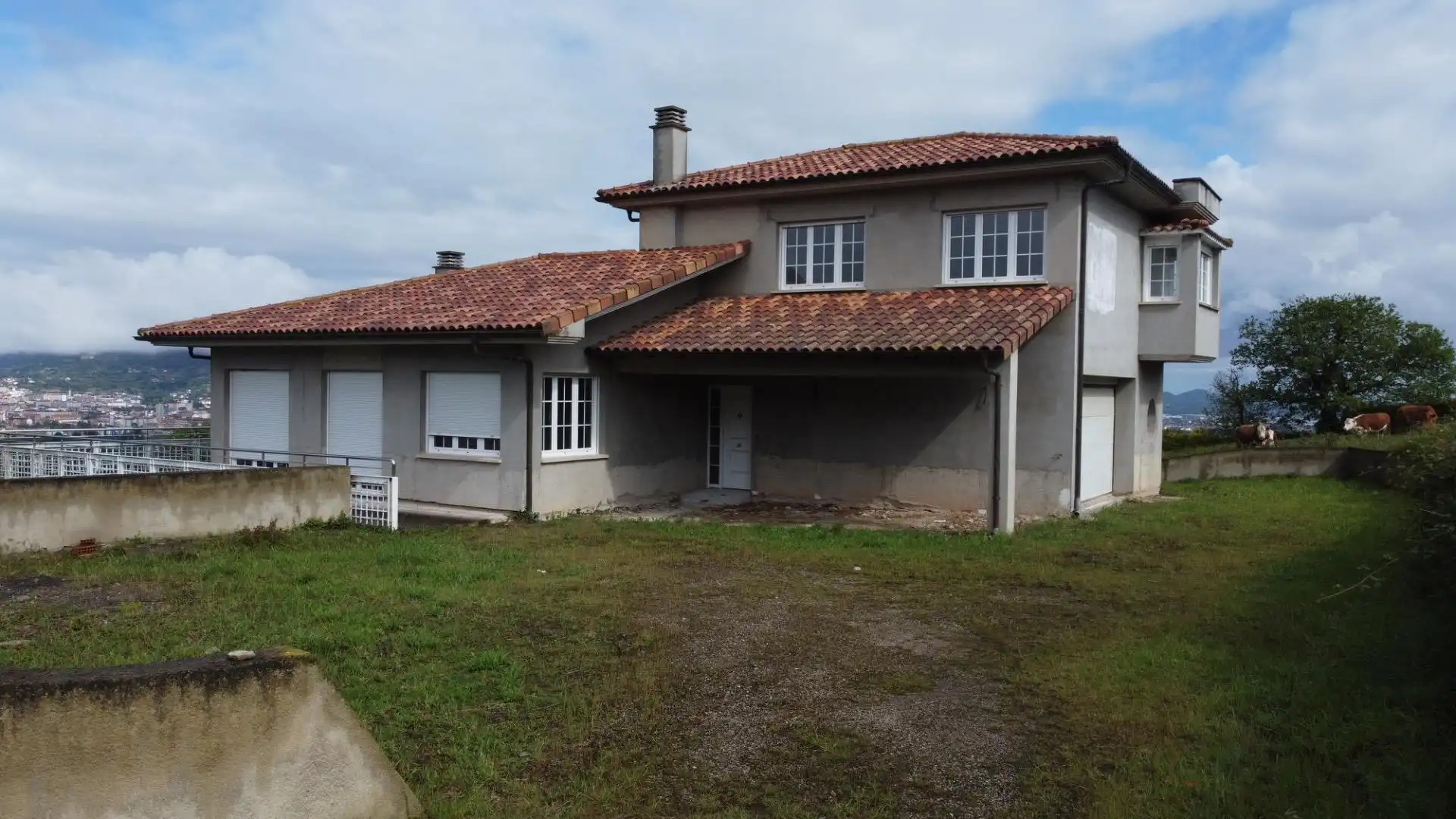 Vista exterior de Casa o xalet en venda en Oviedo  amb Jardí privat, Terrassa i Balcó