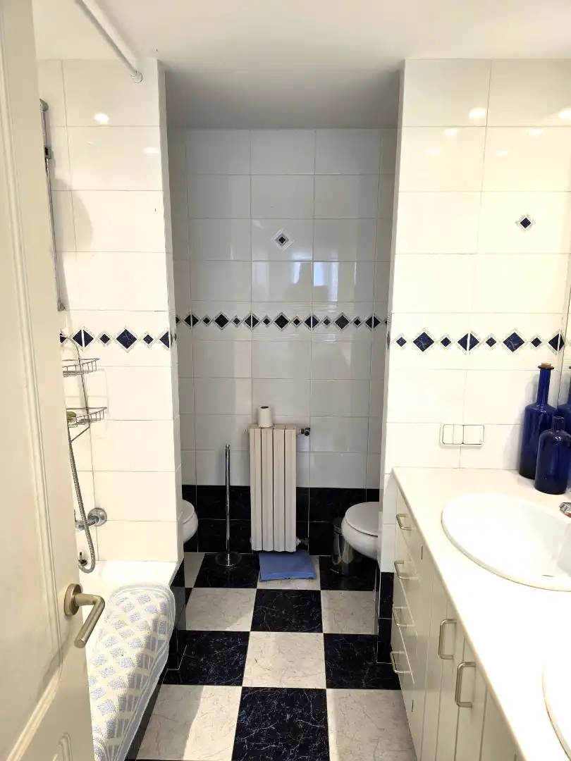 Badezimmer von Einfamilien-Reihenhaus zum Verkauf in Cadaqués mit Heizung und Terrasse