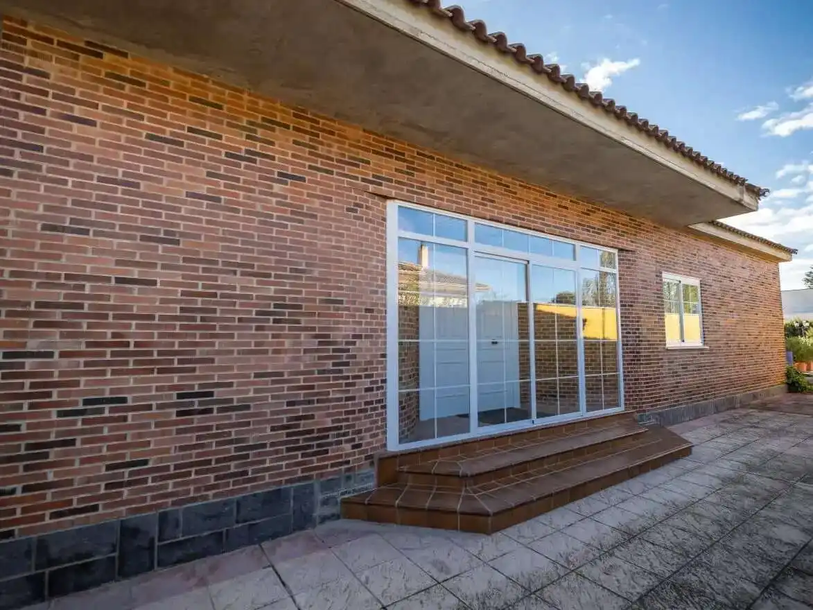 Vista exterior de Casa o xalet en venda en Zaragoza amb Aire condicionat, Calefacció i Jardí privat