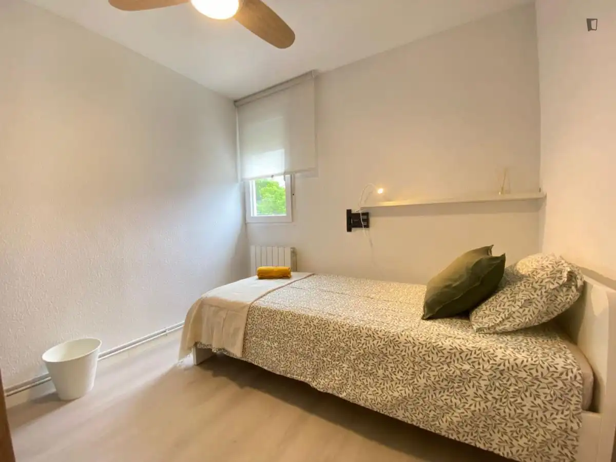 Dormitori de Apartament per a compartir en Madrid amb Calefacció, Moblat i Microones