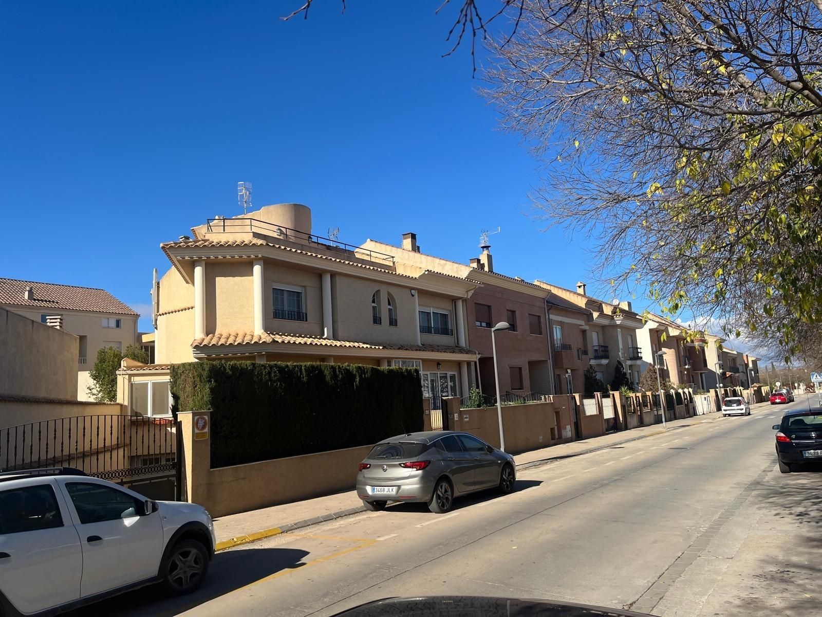 Exterior view of Single-family semi-detached for sale in Almansa  with Air Conditioner, Heating and Private garden
