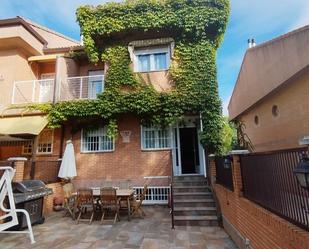 Vista exterior de Casa o xalet en venda en Villalbilla amb Aire condicionat, Calefacció i Jardí privat