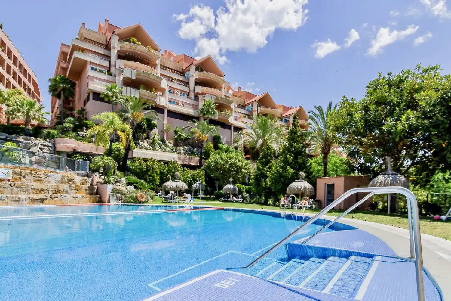 Vista exterior de Local de alquiler en Marbella con Amueblado