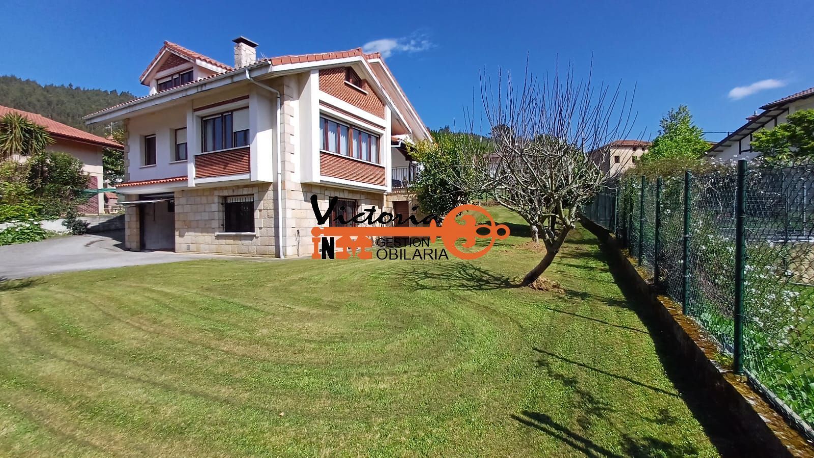 Vista exterior de Casa o xalet en venda en Castro-Urdiales amb Calefacció, Jardí privat i Terrassa