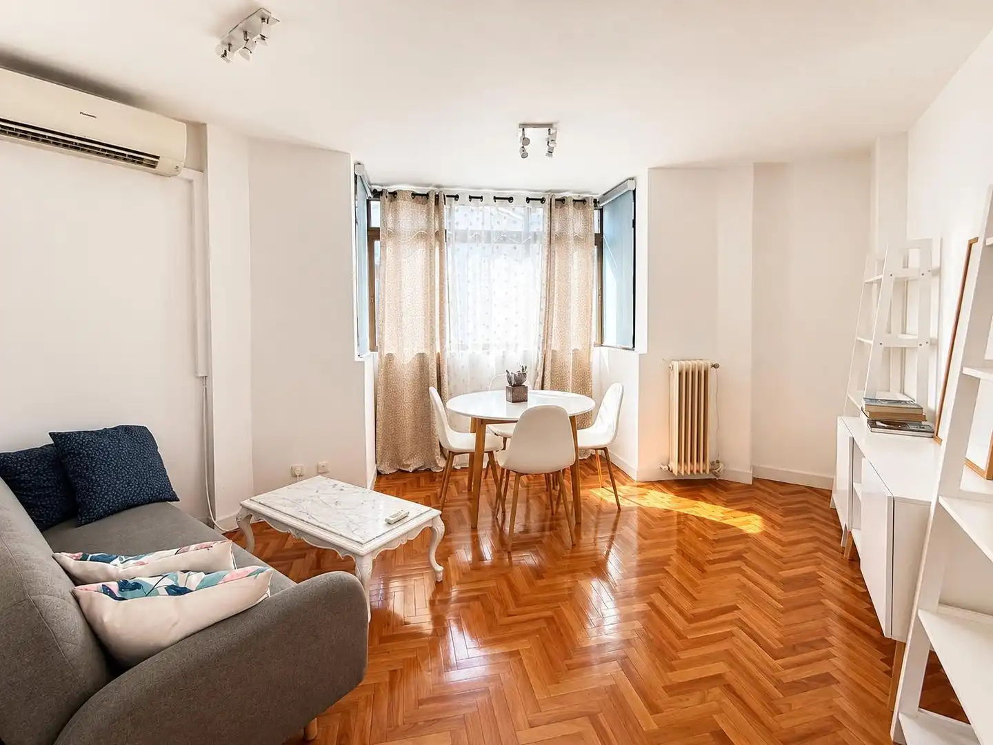 Living room of Flat for rent in Madrid  with Air Conditioner, Heating and Furnished