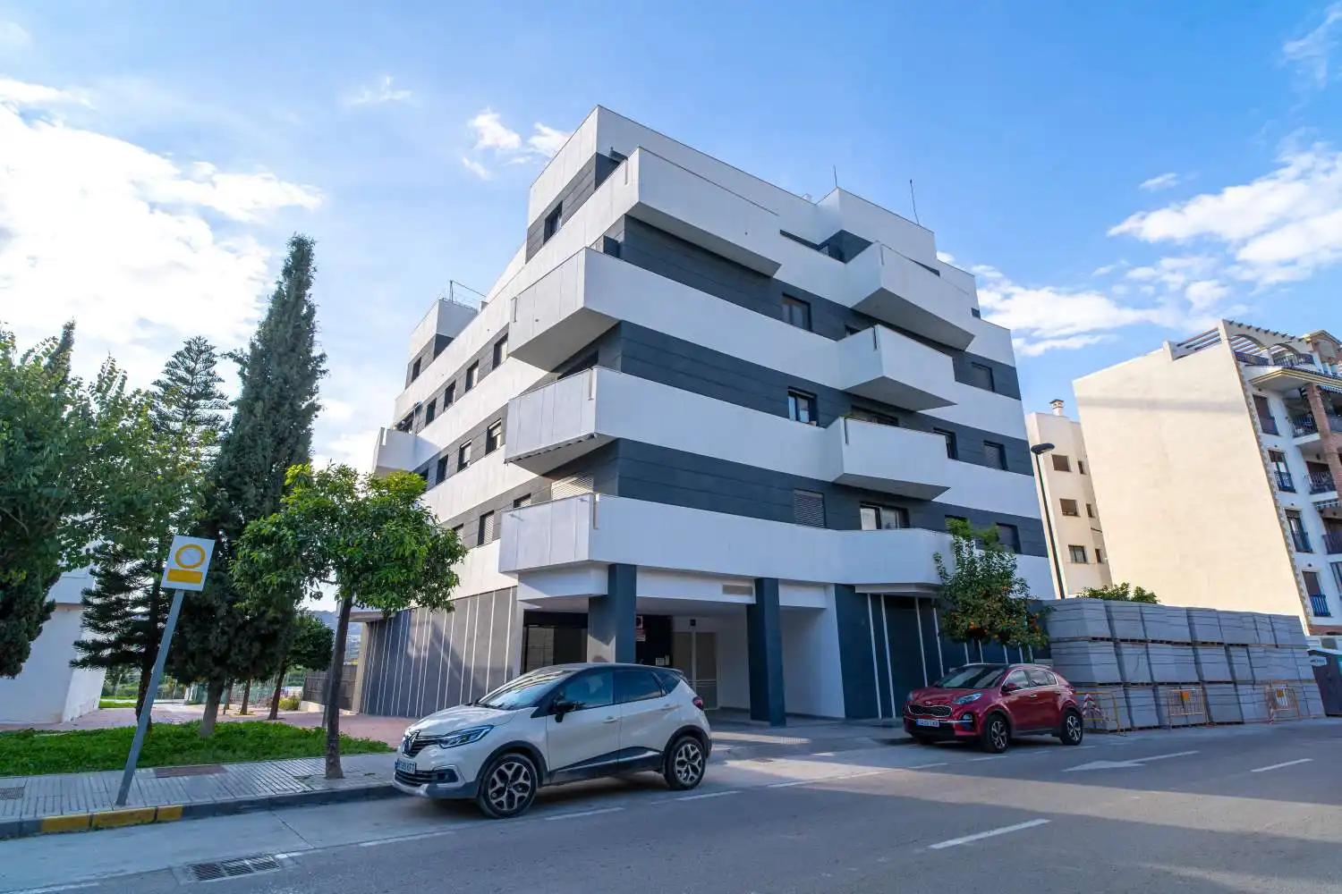 Außenansicht von Wohnungen zum Verkauf in Vélez-Málaga mit Klimaanlage