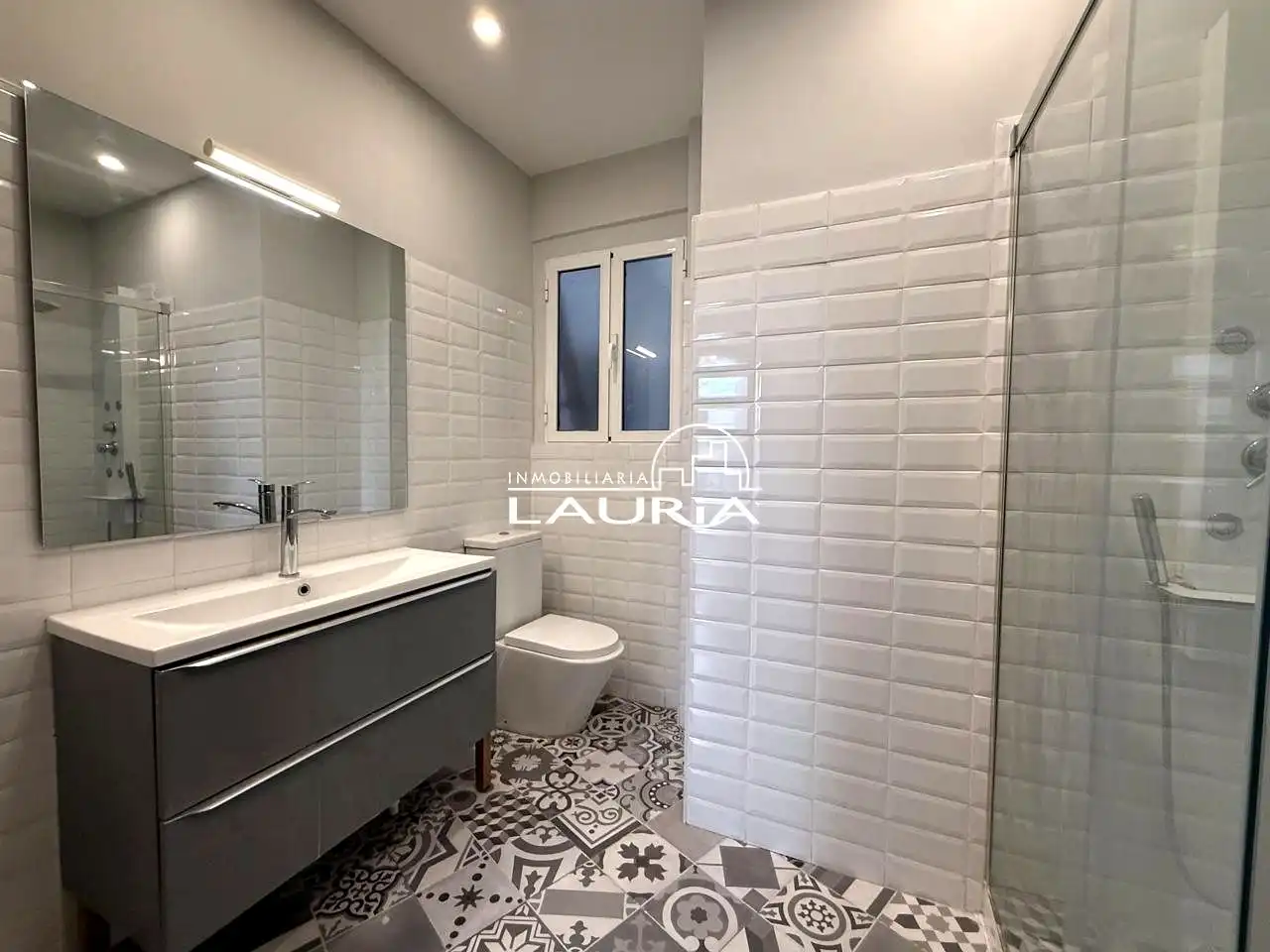 Badezimmer von Wohnung zur Miete in Valencia mit Klimaanlage, Terrasse und Möbliert