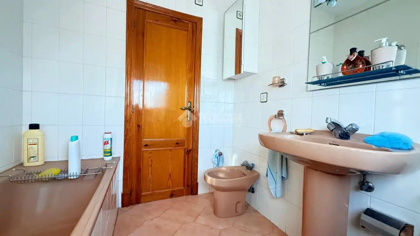 Baño de Casa adosada en venta en Camarena con Calefacción, Trastero y Piscina comunitaria