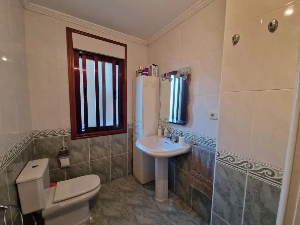 Baño de Apartamento en venta en Boiro con Calefacción, Parquet y Trastero