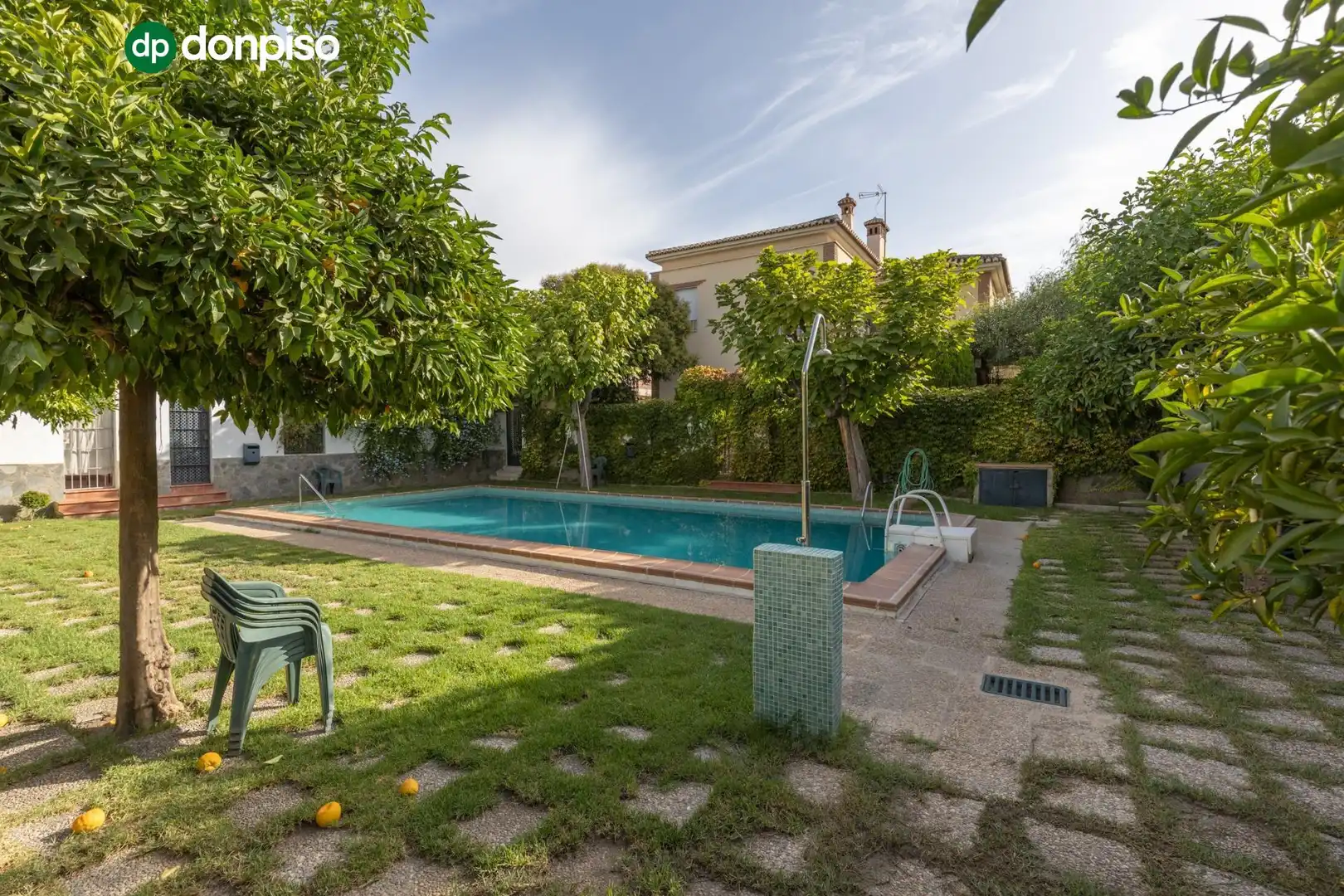 Schwimmbecken von Einfamilien-Reihenhaus zum Verkauf in Granada mit Heizung, Terrasse und Abstellraum