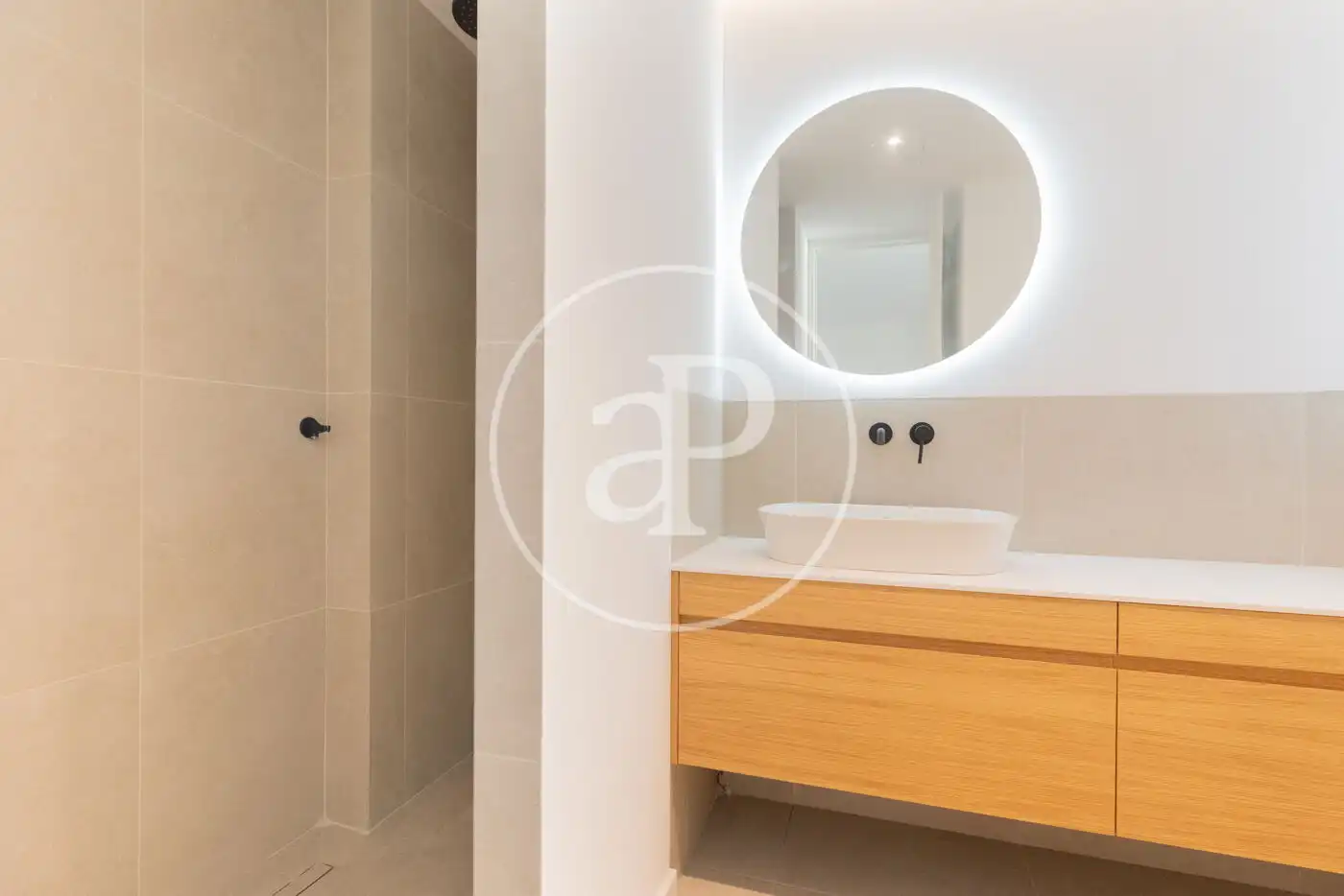 Baño de Piso en venta en  Palma de Mallorca con Aire acondicionado, Calefacción y Jardín privado