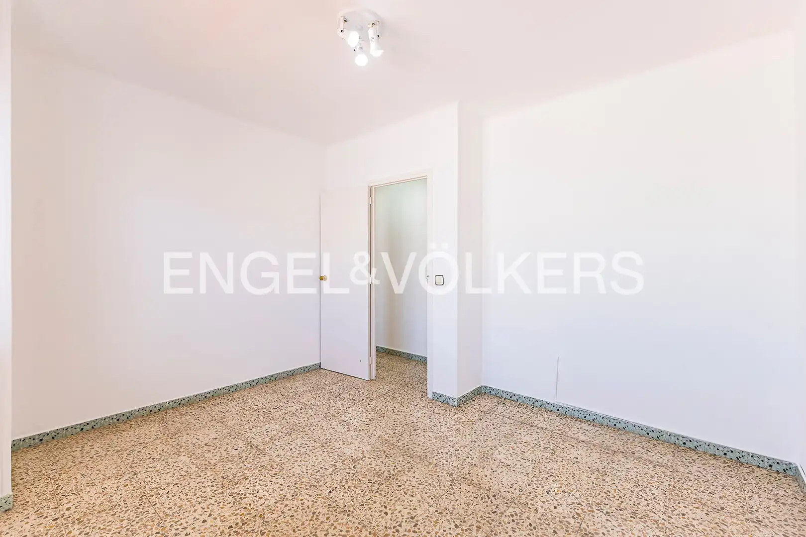 Piso en venta en Sant Boi de Llobregat con Calefacción, Terraza y Balcón