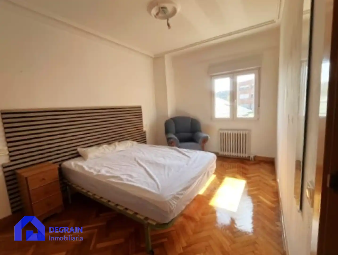 Habitación de Piso en venta en Oviedo  con Calefacción, Terraza y Trastero