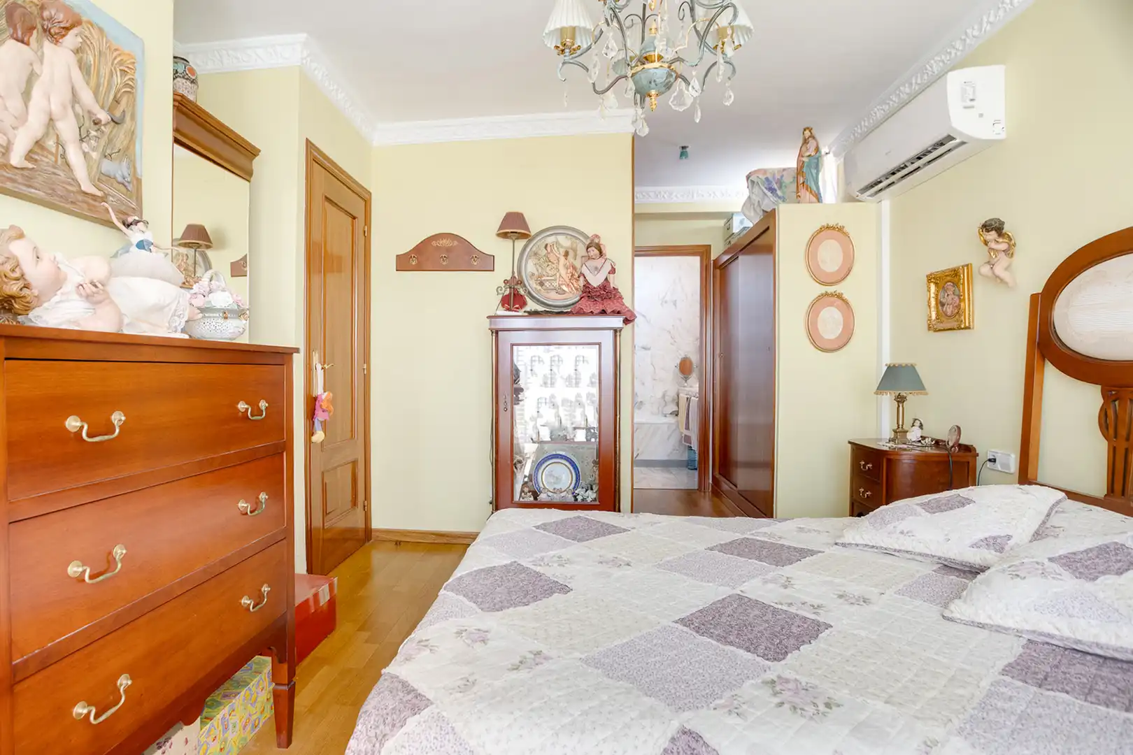 Schlafzimmer von Einfamilien-Reihenhaus zum Verkauf in Premià de Dalt mit Klimaanlage, Heizung und Privatgarten