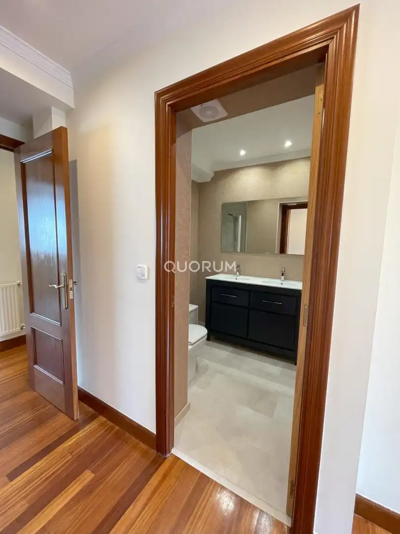 Bathroom of Flat for rent in Bilbao   with Heating, Terrace and Balcony