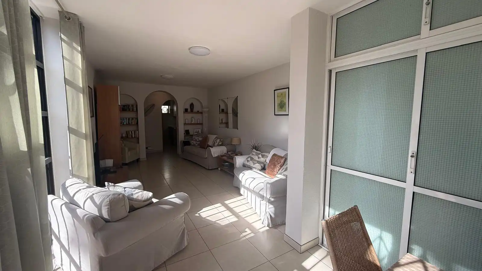 Wohnzimmer von Erdgeschoss zum Verkauf in Arona mit Privatgarten, Terrasse und Abstellraum