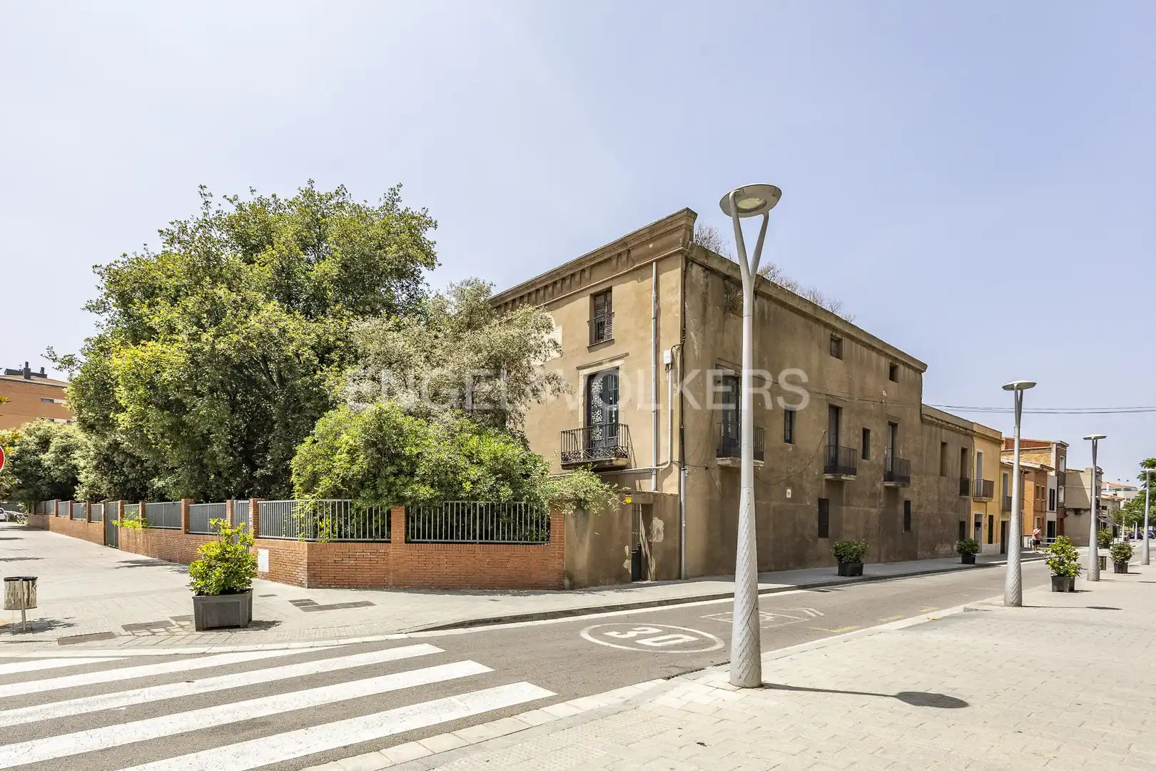 Vista exterior de Edificio en venta en Sant Joan Despí