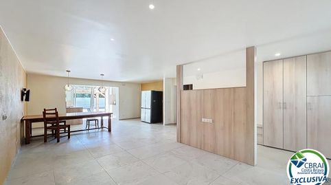 Casa renovada con 5 habitaciones y licencia turística en Empuriabrava, sector Peni.