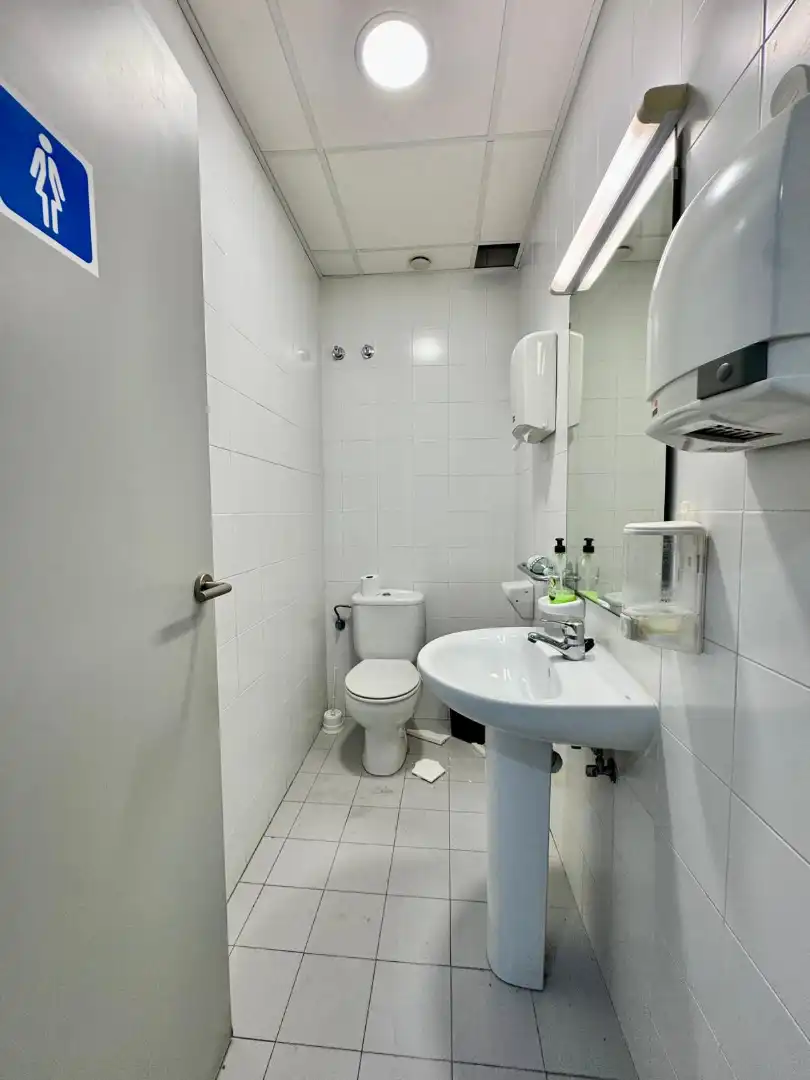 Baño de Oficina de alquiler en San Fernando con Aire acondicionado, Calefacción y Trastero