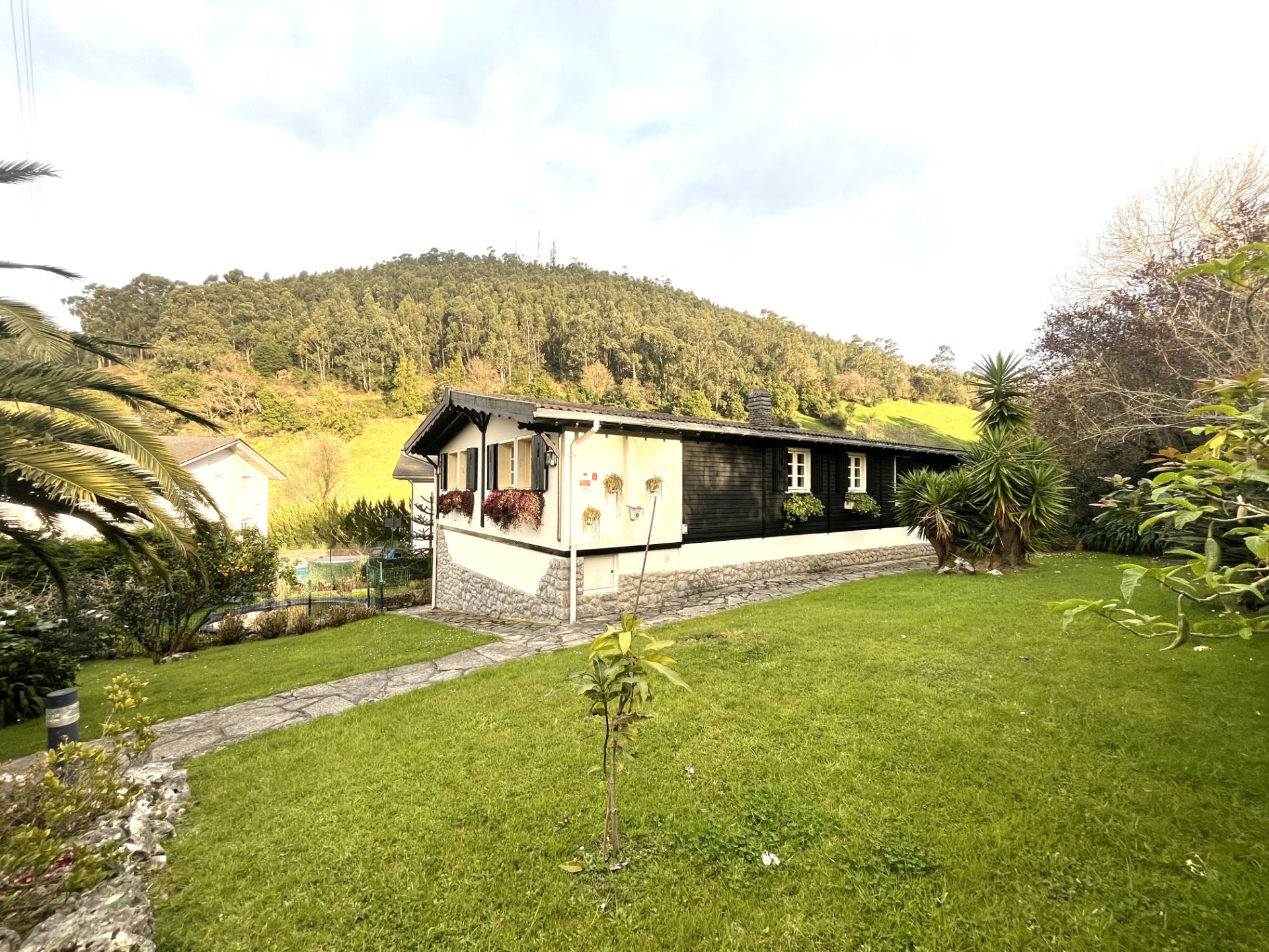 Vista exterior de Casa o xalet en venda en Castro-Urdiales amb Calefacció, Jardí privat i Terrassa