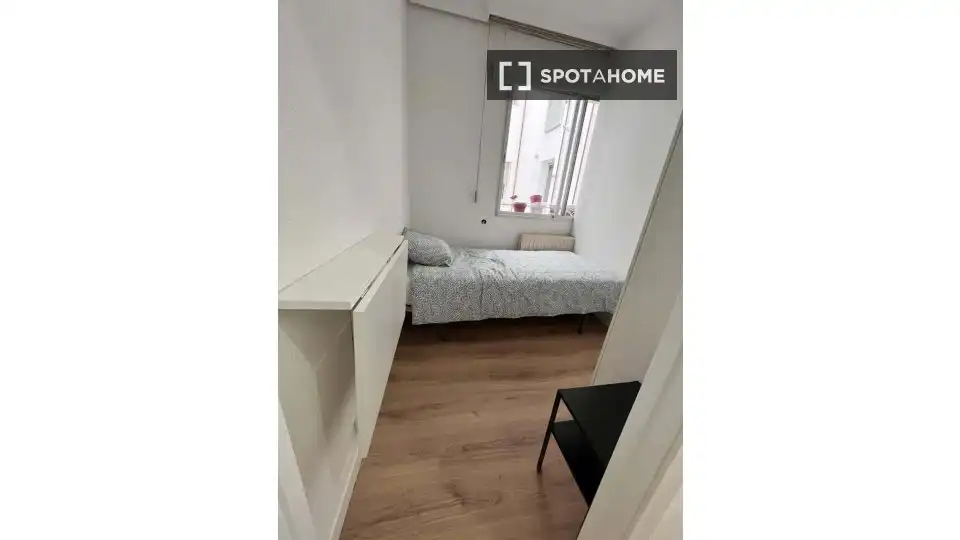 Schlafzimmer von Wohnung zur Miete in Madrid mit Klimaanlage, Heizung und Möbliert