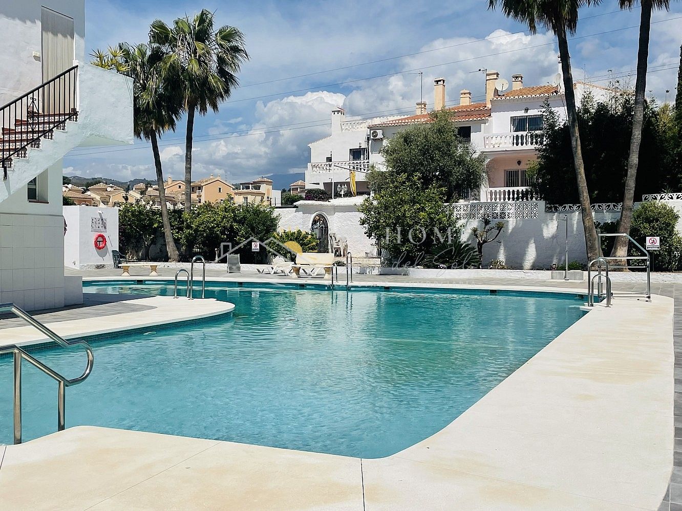 Vista exterior de Apartament en venda en Nerja amb Piscina, Forn i Microones