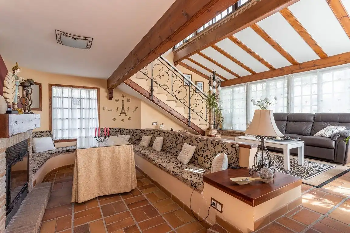 Sala d'estar de Casa o xalet en venda en Peligros amb Aire condicionat, Calefacció i Jardí privat