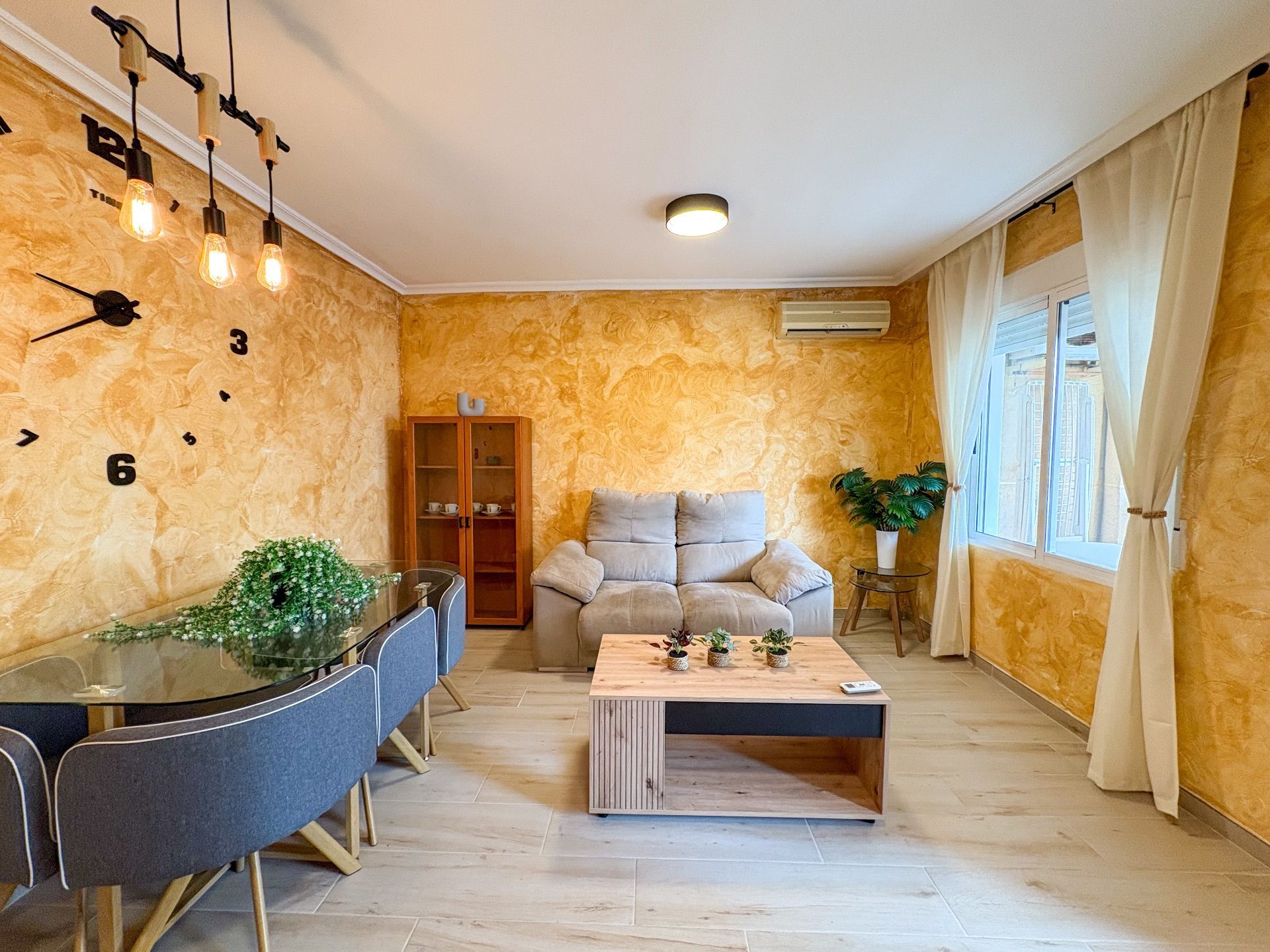 Sala de estar de Piso de alquiler en Torrevieja con Aire acondicionado, Calefacción y Terraza