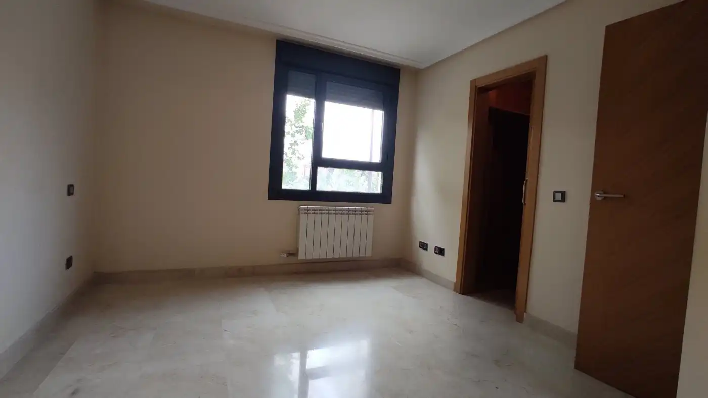 Schlafzimmer von Büro zur Miete in Villa de Prado