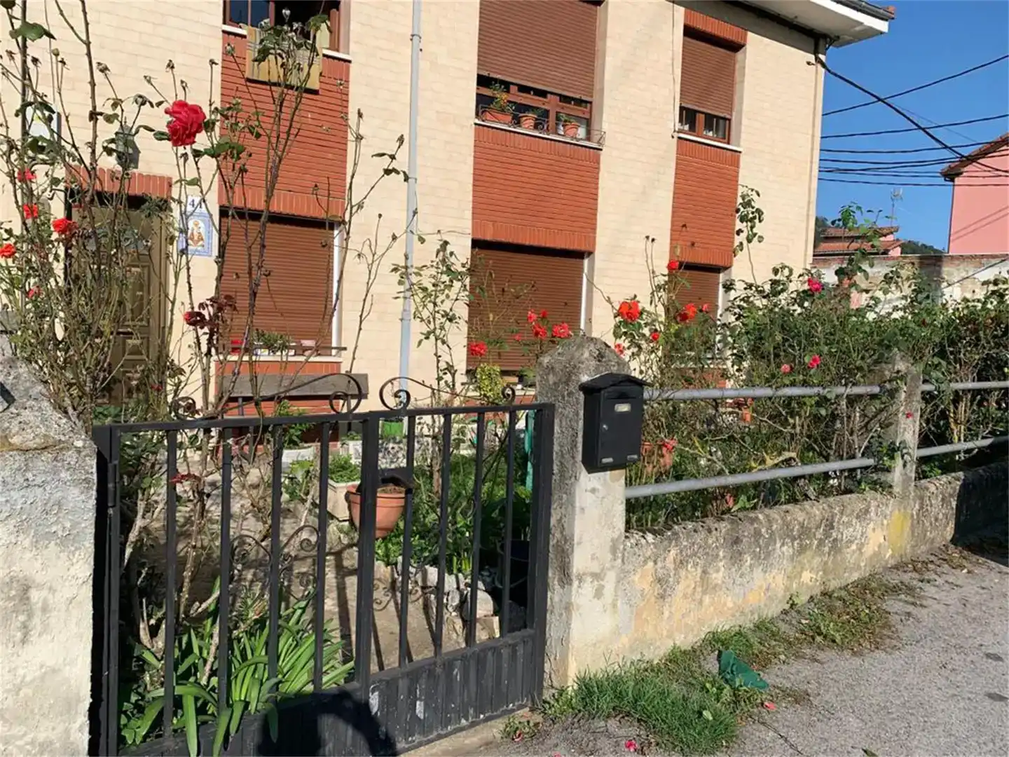 Vista exterior de Planta baja en venta en Lena con Jardín privado, Trastero y Amueblado