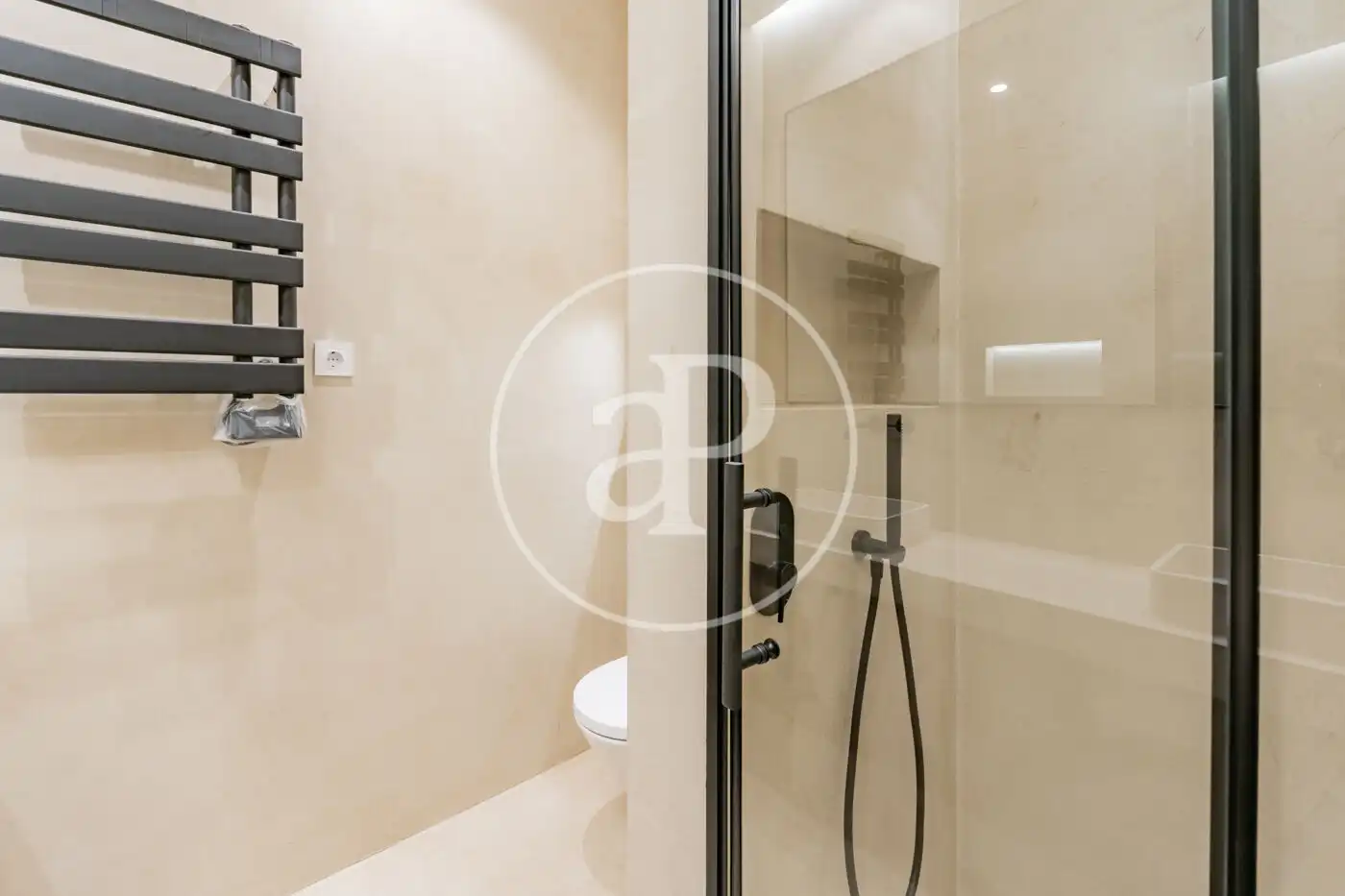 Bathroom of Flat for sale in Madrid  with Air Conditioner, Heating and Terrace