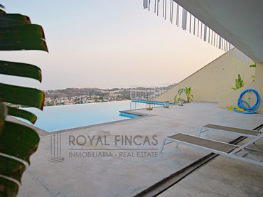 Casa aparellada amb piscina en venda a Avenida del Cosmos 7