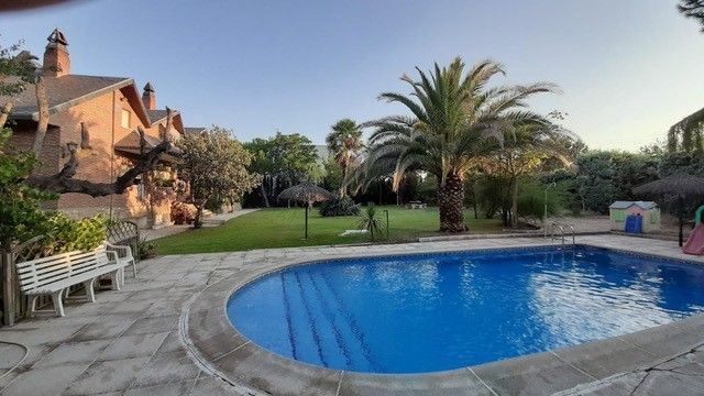 Swimming pool of House or chalet for sale in Villanueva de la Cañada  with Air Conditioner, Heating and Private garden