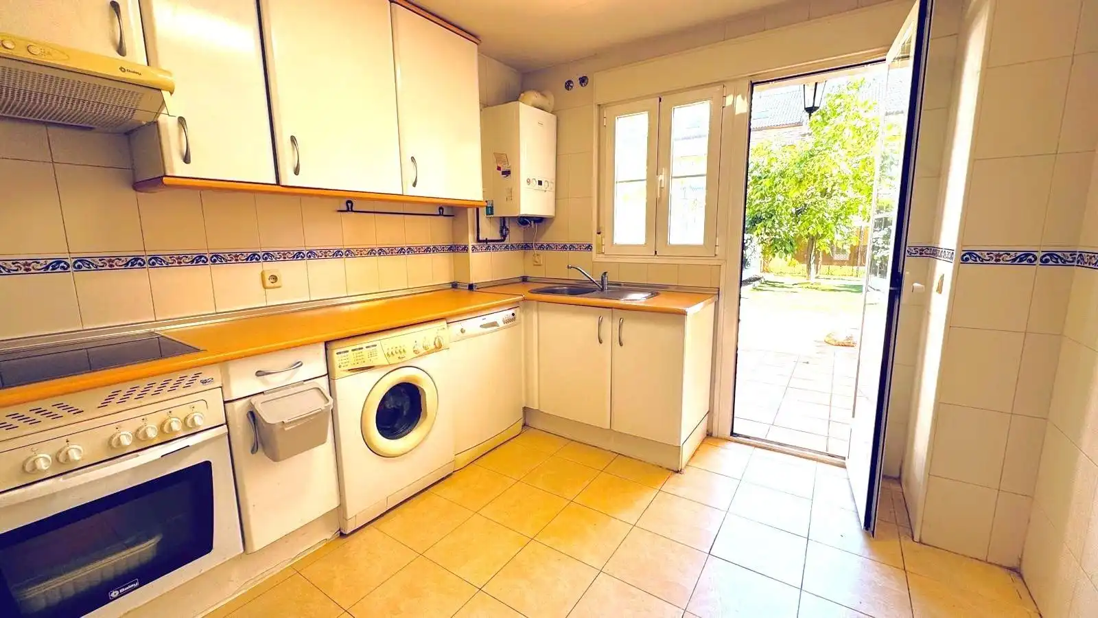 Kitchen of Flat for share in Valdemorillo  with Heating, Private garden and Furnished