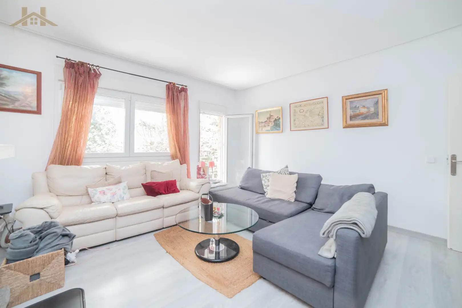 Sala d'estar de Casa o xalet en venda en Valdemorillo amb Calefacció, Jardí privat i Parquet