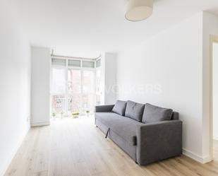 Sala d'estar de Apartament de lloguer en  Madrid Capital amb Aire condicionat, Calefacció i Parquet