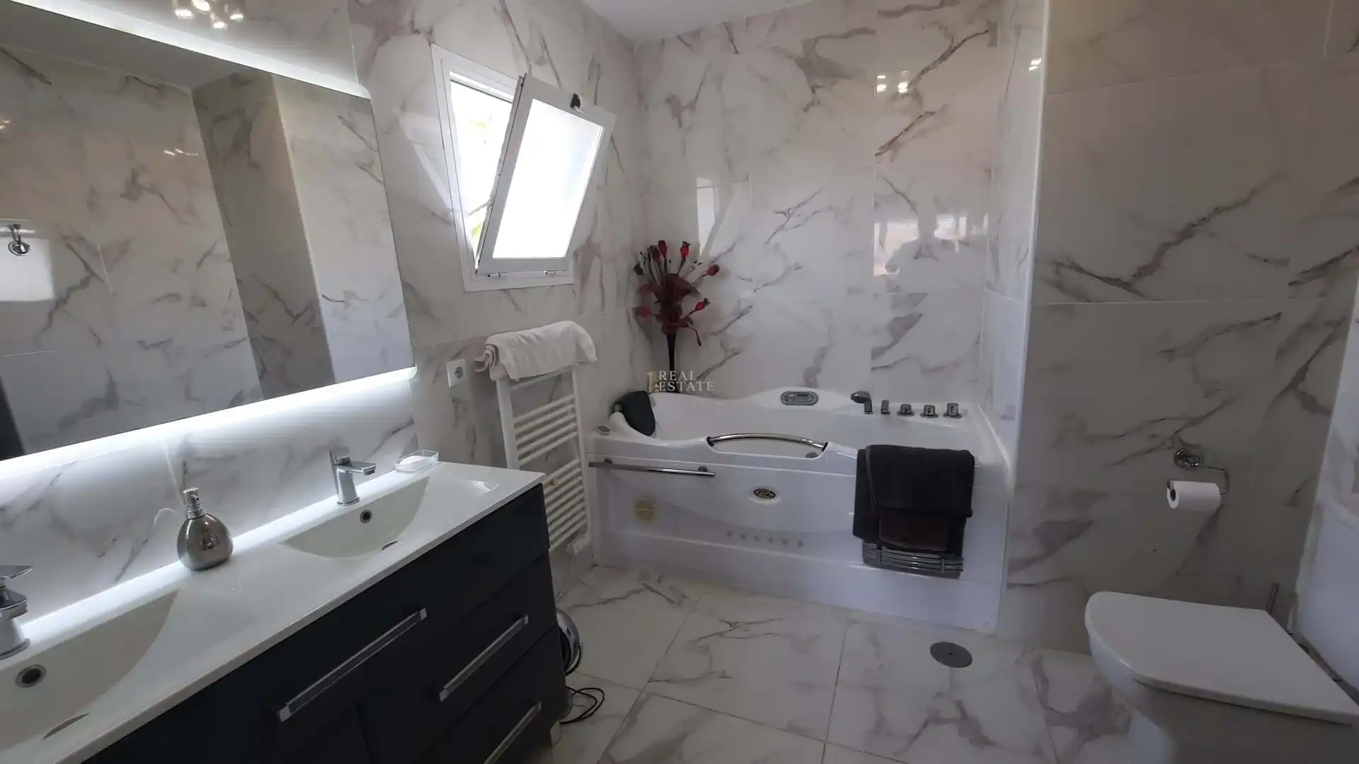 Bathroom of Houses for sale in L'Alfàs del Pi  with Air Conditioner, Heating and Terrace