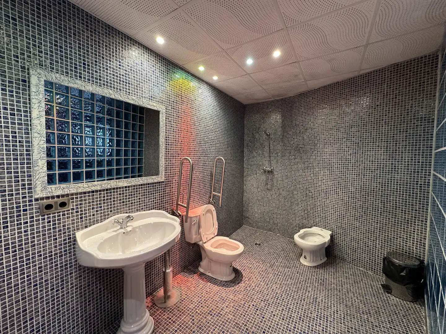Baño de Local en venta en Medinyà con Aire acondicionado