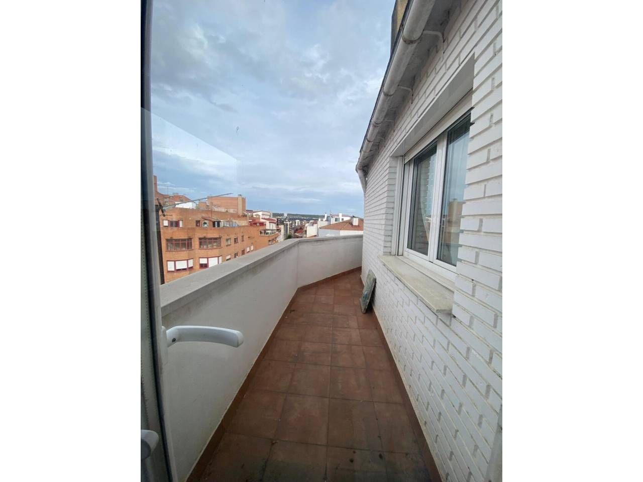 Vista exterior de Àtic en venda en León Capital  amb Terrassa i Moblat