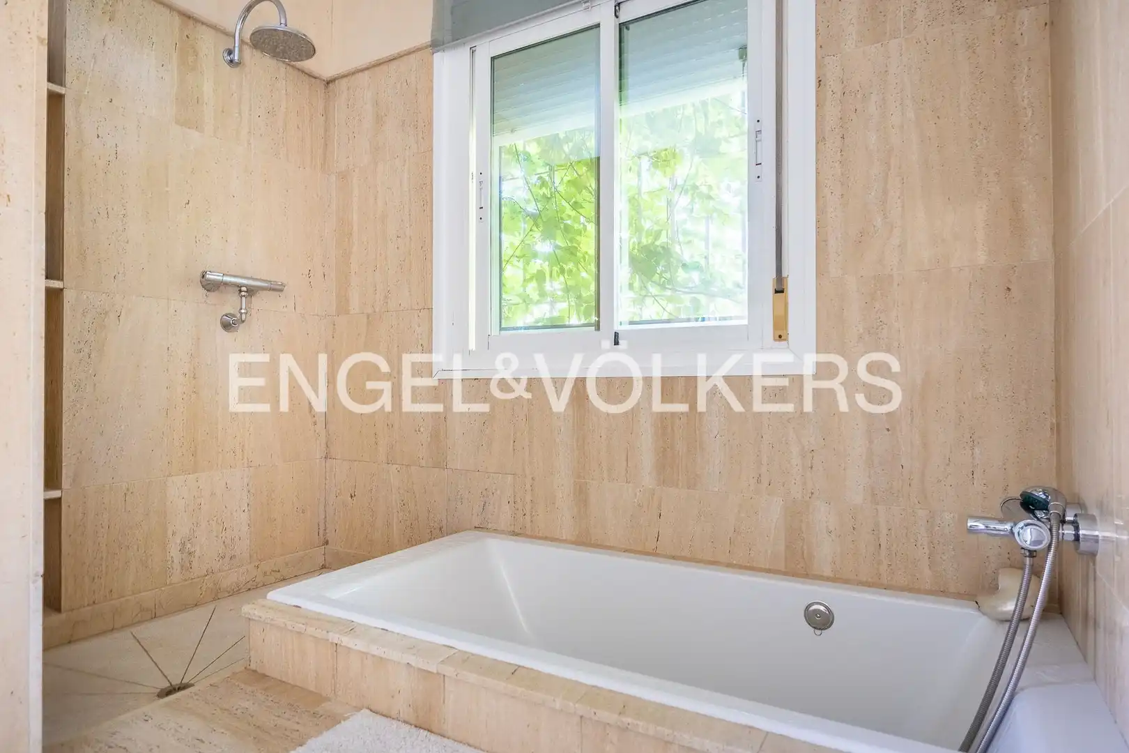 Bathroom of Houses for sale in Sevilla  with Air Conditioner, Heating and Private garden