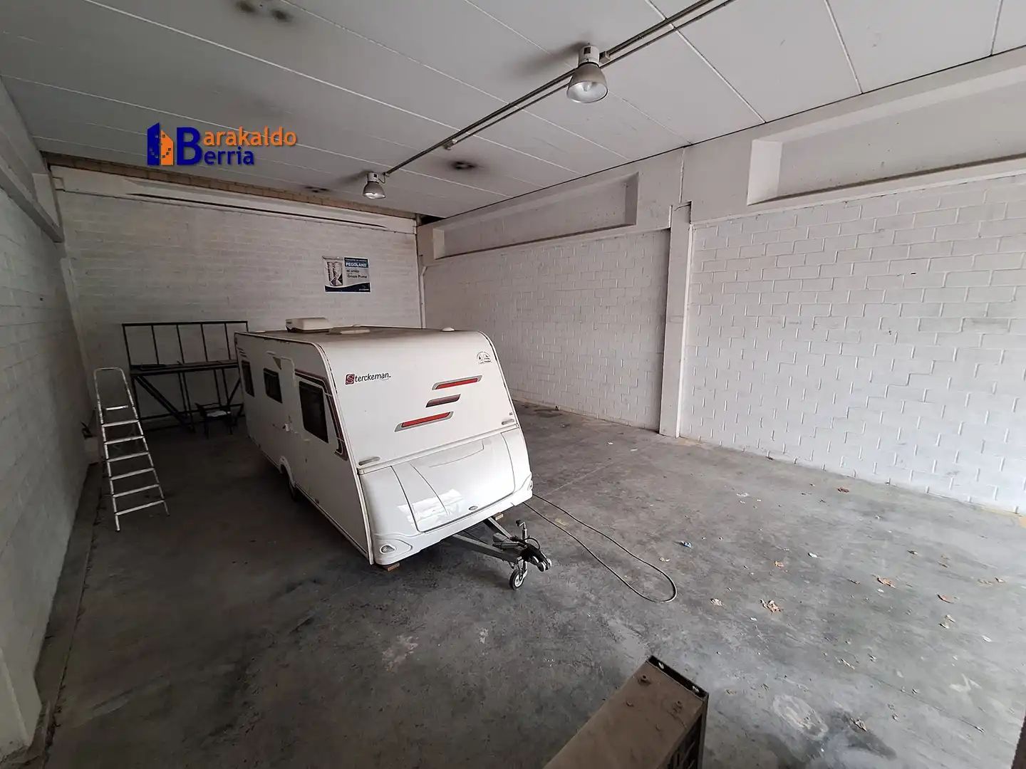 Parkplatz von Fabrikhallen zur Miete in Bagatza - San Vicente