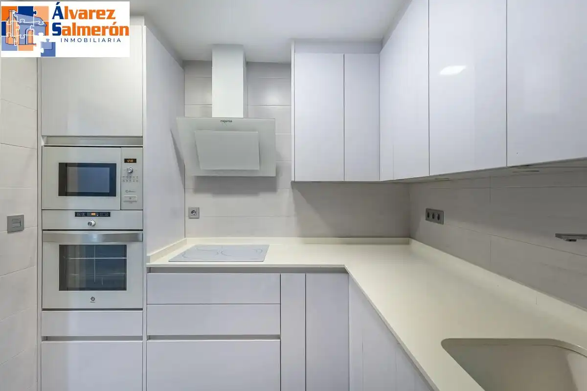 Cocina de Piso en venta en Granada con Calefacción y Trastero