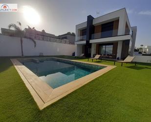 Piscina de Casa o xalet en venda en Montequinto amb Aire condicionat, Calefacció i Jardí privat
