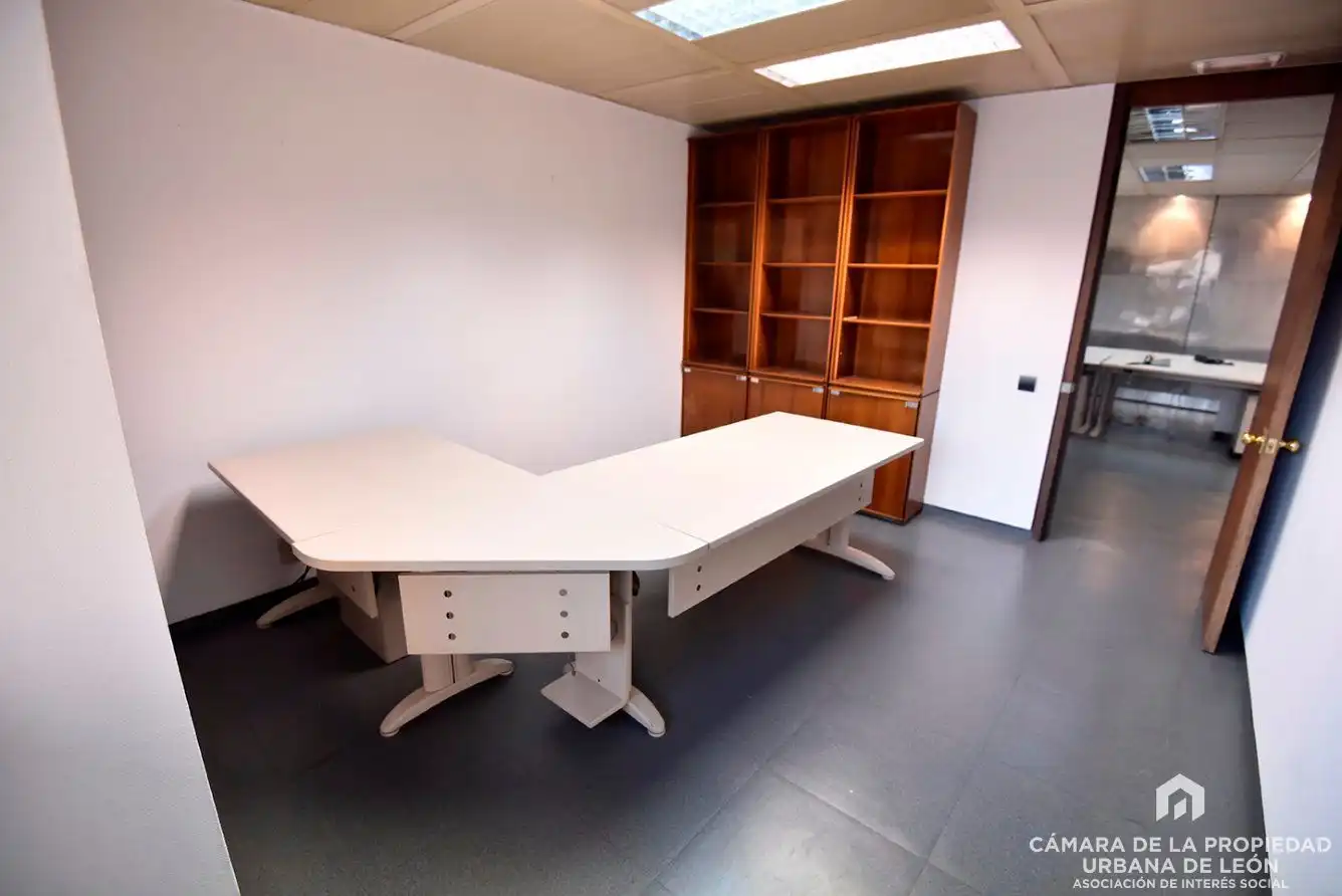 Oficina de lloguer en León Capital 