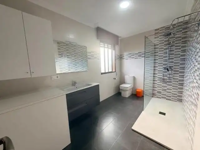Bany de Casa o xalet en venda en Sanxenxo amb Jardí privat, Terrassa i Moblat