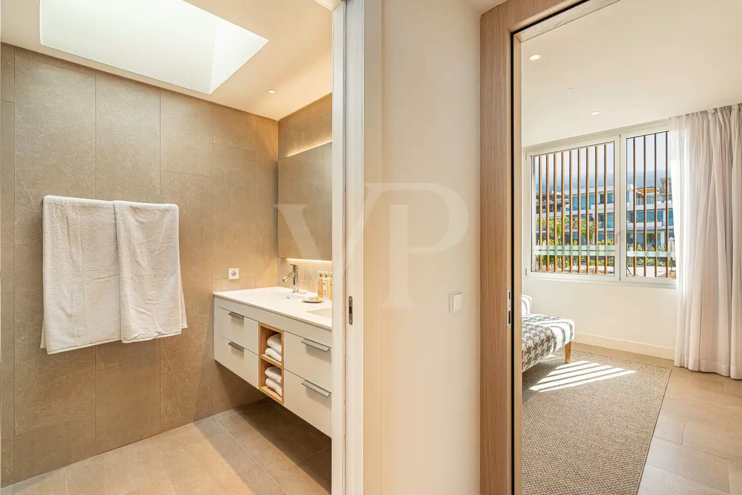 Badezimmer von Dachboden zum Verkauf in Guía de Isora mit Klimaanlage, Terrasse und Balkon