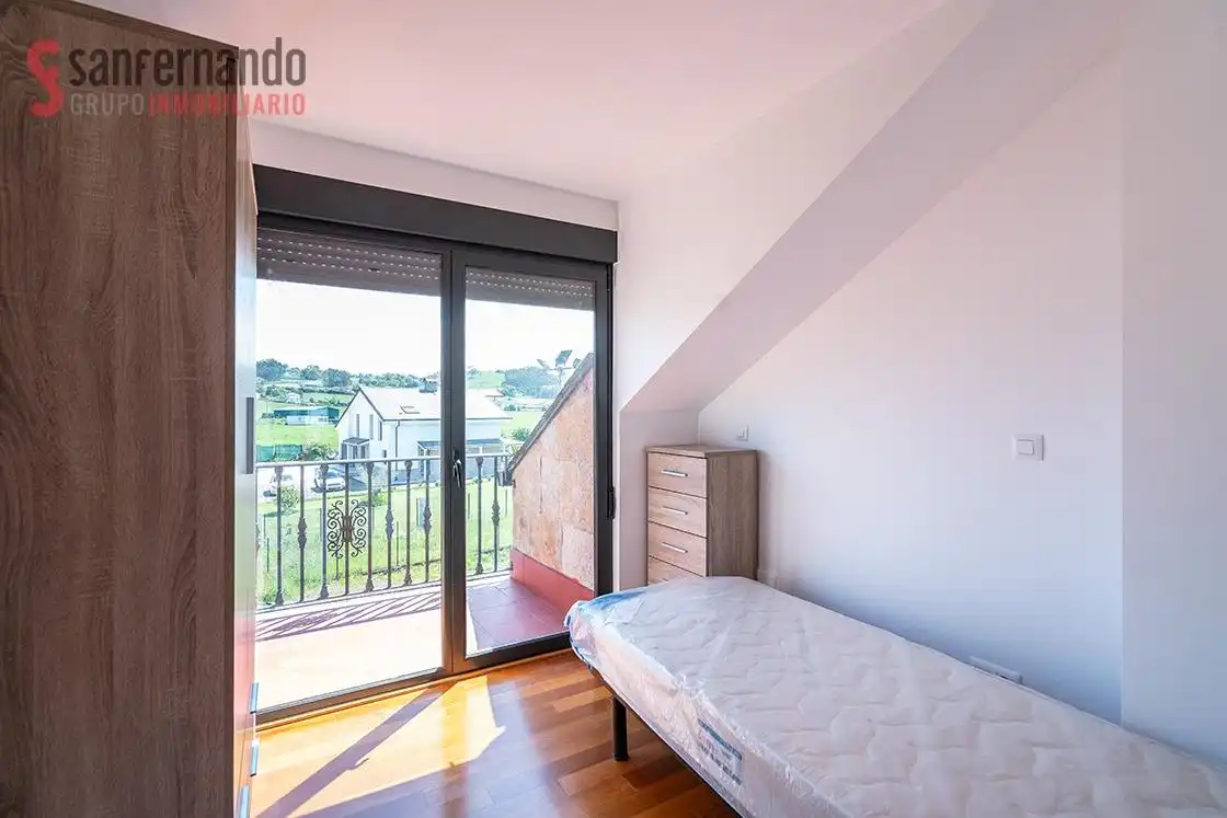 Habitación de Casa adosada en venta en Miengo con Calefacción, Jardín privado y Terraza