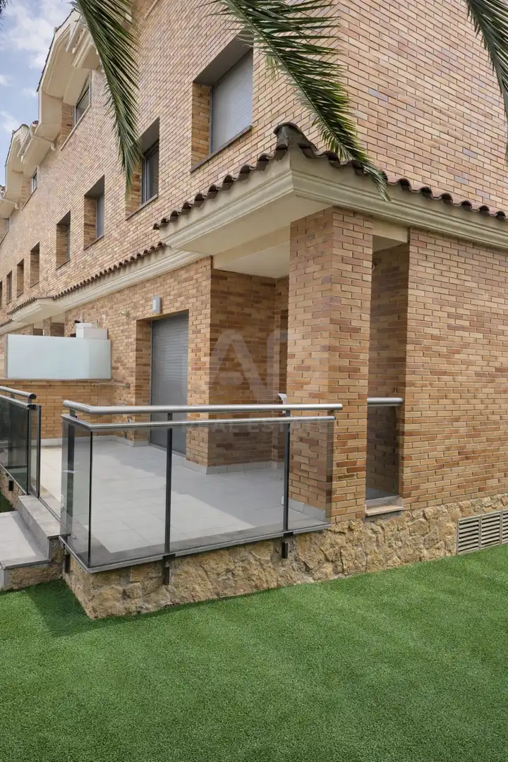 Außenansicht von Einfamilien-Reihenhaus zum Verkauf in Salou mit Klimaanlage, Heizung und Terrasse