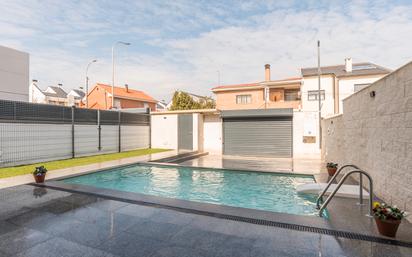 Swimming pool of Single-family semi-detached to rent in  Madrid Capital  with Air Conditioner, Heating and Private garden