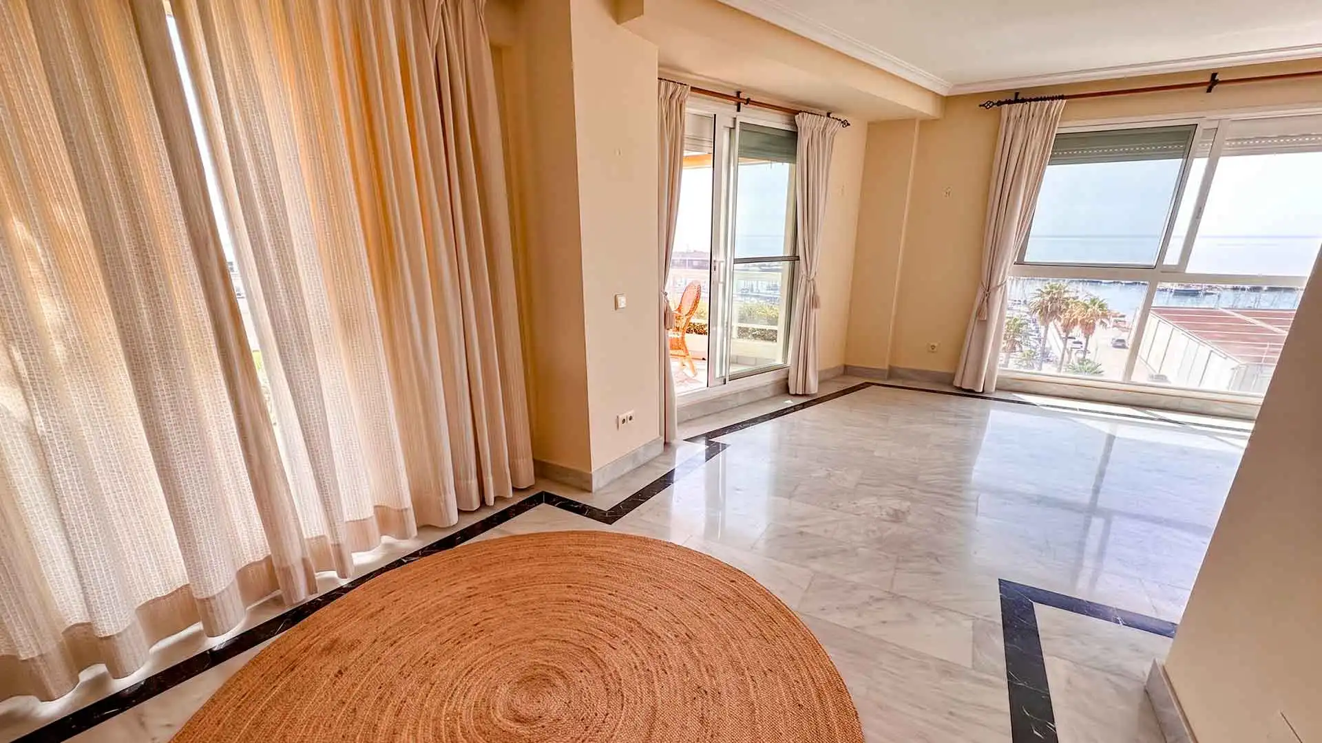 Sala d'estar de Apartament de lloguer en Marbella amb Terrassa, Piscina i Piscina comunitària